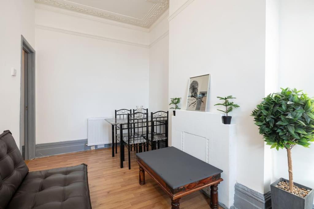 2A - Bright & Airy 2 Bed Flat - 20 Mins To Central London Luaran gambar