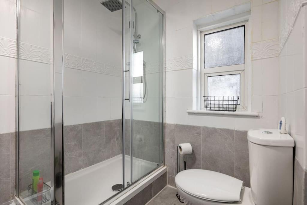 2A - Bright & Airy 2 Bed Flat - 20 Mins To Central London Luaran gambar