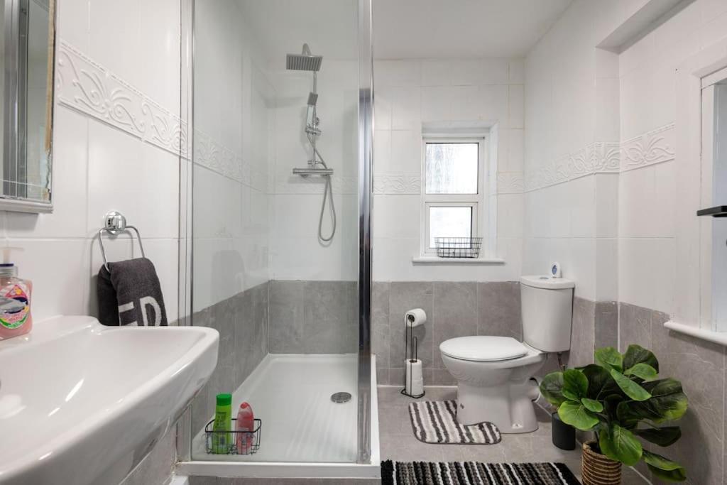 2A - Bright & Airy 2 Bed Flat - 20 Mins To Central London Luaran gambar