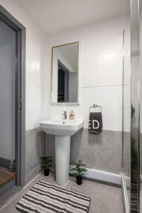 2A - Bright & Airy 2 Bed Flat - 20 Mins To Central London Luaran gambar