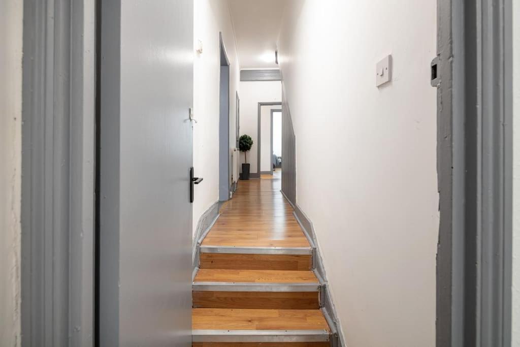 2A - Bright & Airy 2 Bed Flat - 20 Mins To Central London Luaran gambar
