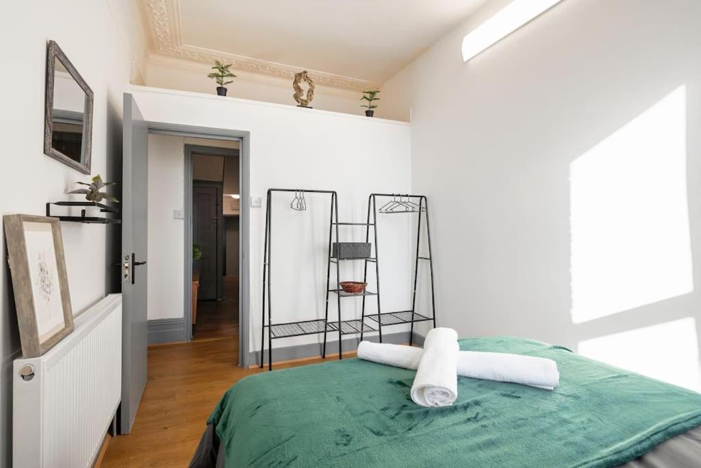 2A - Bright & Airy 2 Bed Flat - 20 Mins To Central London Luaran gambar