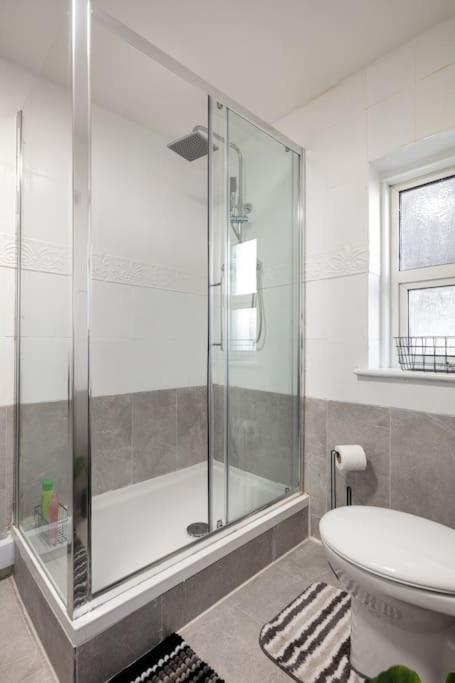 2A - Bright & Airy 2 Bed Flat - 20 Mins To Central London Luaran gambar